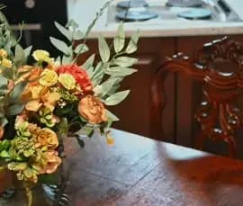 Dettaglio di un vaso di fiori posto sul tavolo della cucina