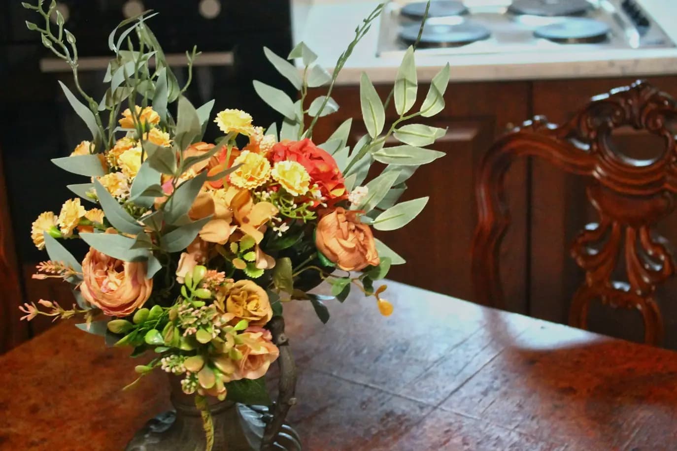 Dettaglio di un vaso di fiori posto sul tavolo della cucina