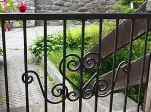 Cancelletto per chiudere il balcone d'entrata dell'appartamento