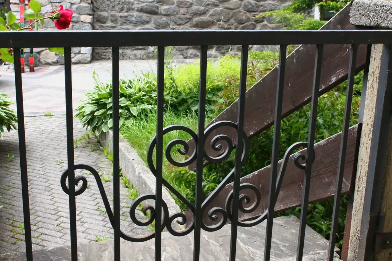 Cancelletto per chiudere il balcone d'entrata dell'appartamento