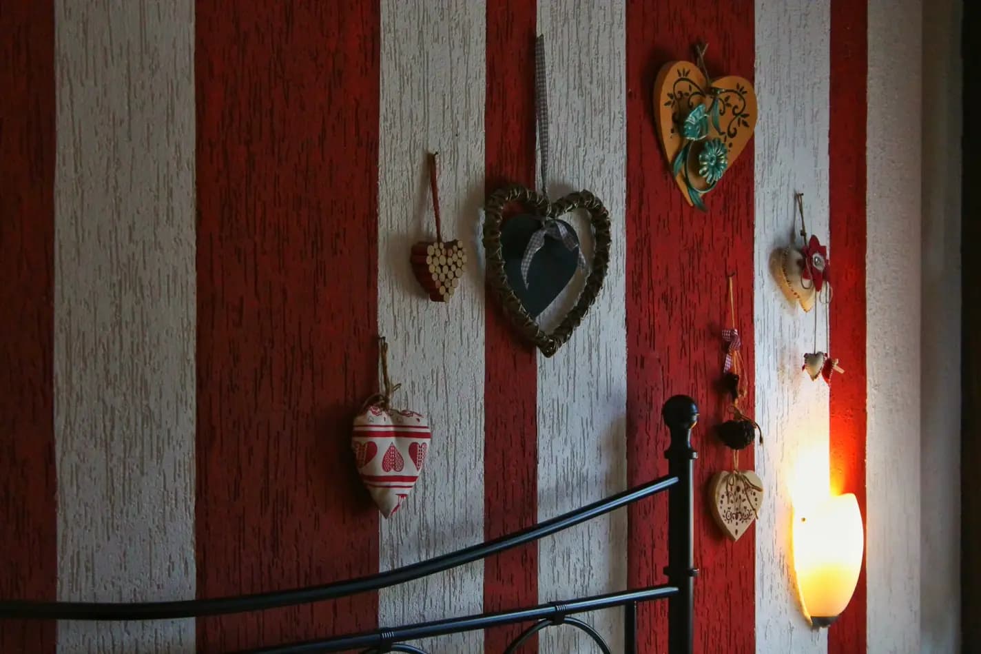 Dettaglio di decorazioni a forma di cuore in legno sul muro della camera da letto