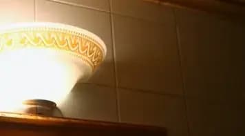 Dettaglio della lampada del bagno