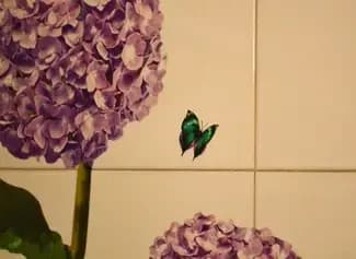 Dettaglio della decorazione a decoupage di fiori sul muro del bagno