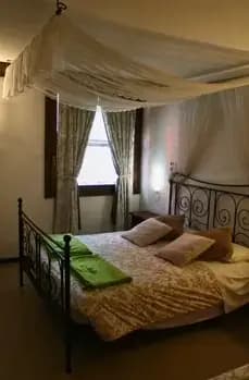 Camera da letto con letto matrimoniale con struttura in metallo e letto singolo