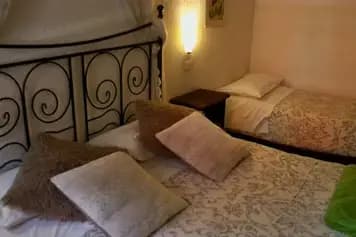 Letto matrimoniale con struttura in metallo e leggo singolo