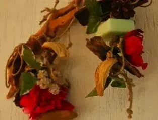 Decorazione appesa sul muro con fiori e legno