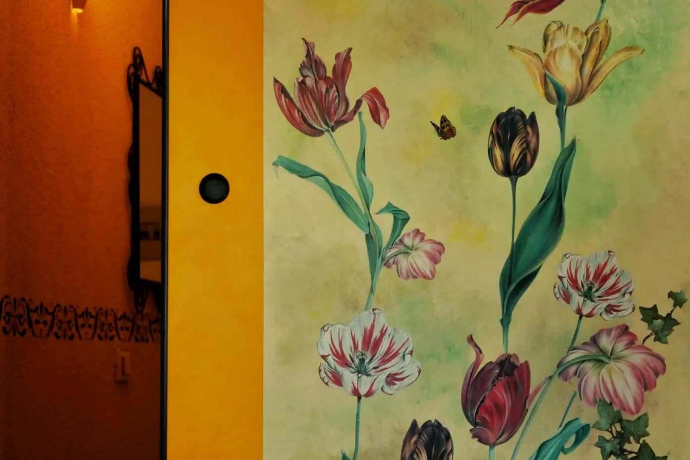 Porta scorrevole che collega la zona giorno alla zona notte, con decorazioni decoupage di fiori