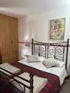 Camera da letto con letto matrimoniale e testata in vimini