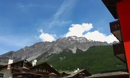 Vista di una montagna dal lato est del Residence