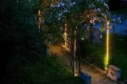 Vista dell'arco di rose dal balcone del Residence, di notte