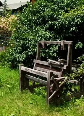 Un vecchio telaio per stoffe nel giardino