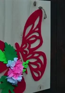 Dettaglio di una decorazione di stoffa a forma di farfalla su una porta di un appartamento