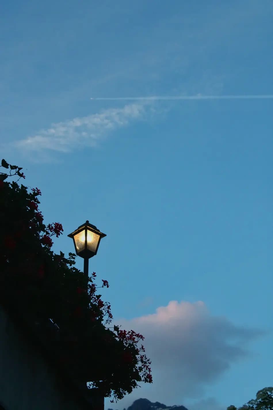 Un lampione del terrazzo del Residence con dietro il cielo