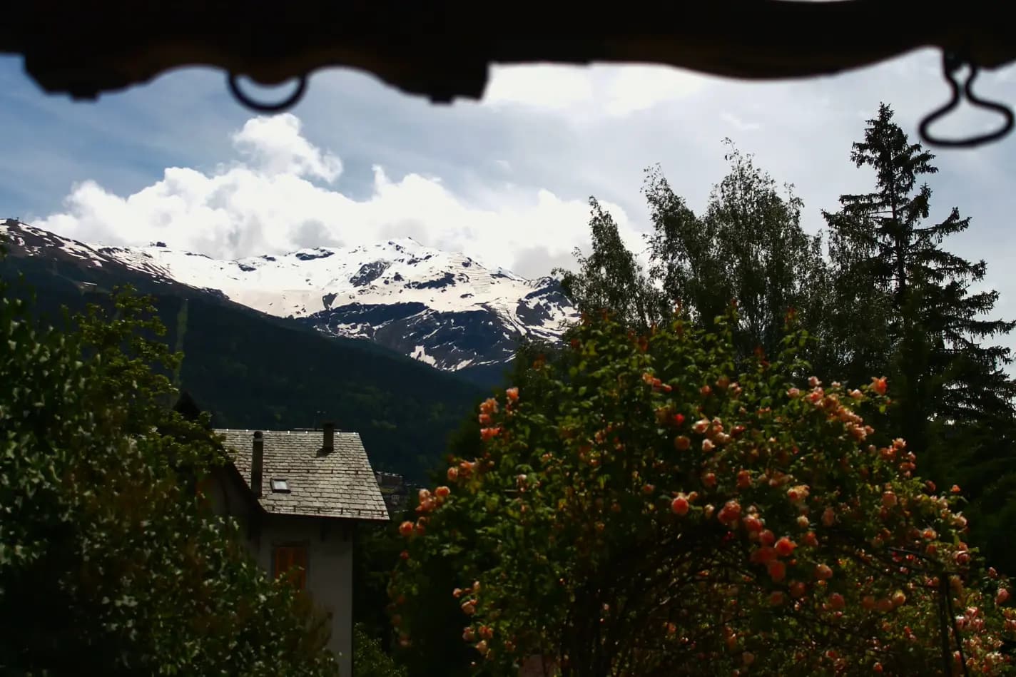 Visione della montagna dalla porta d'entrata della reception