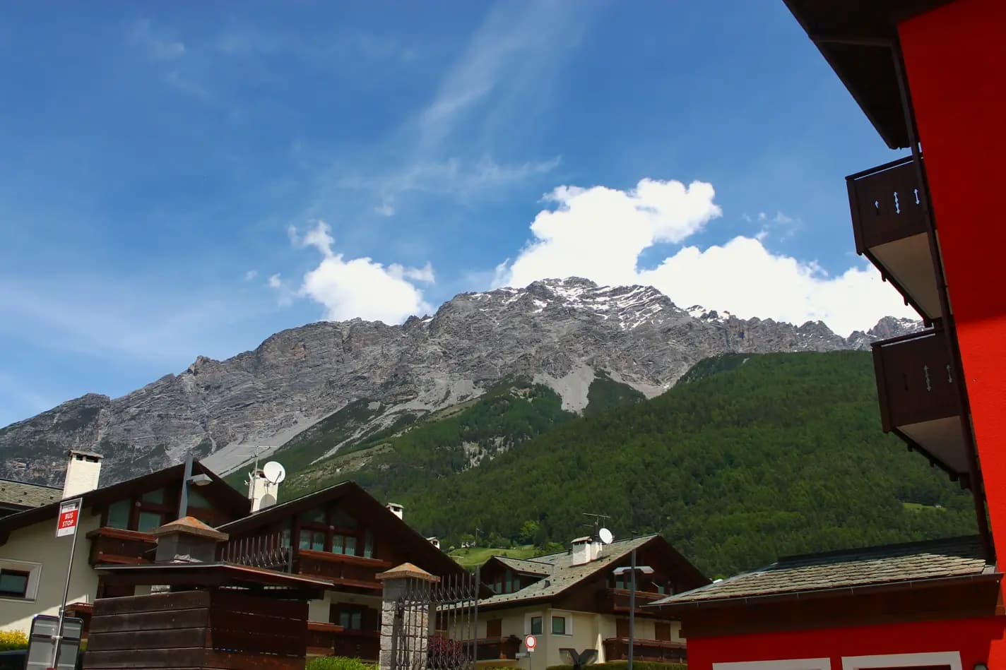 Vista di una montagna dal lato est del Residence