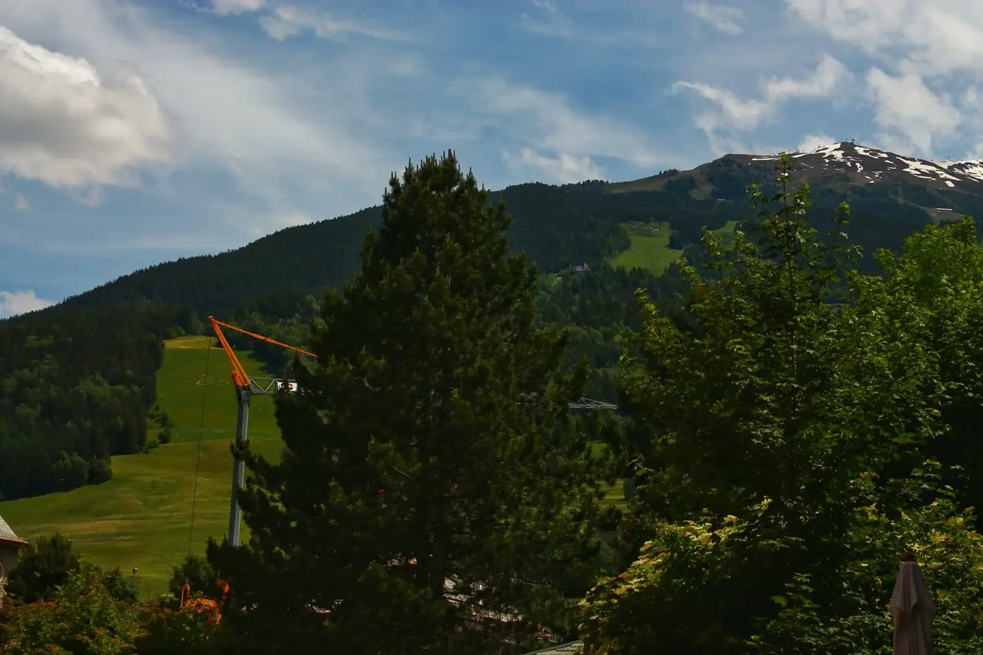 Alberi e cielo, visti dal giardino del Residence