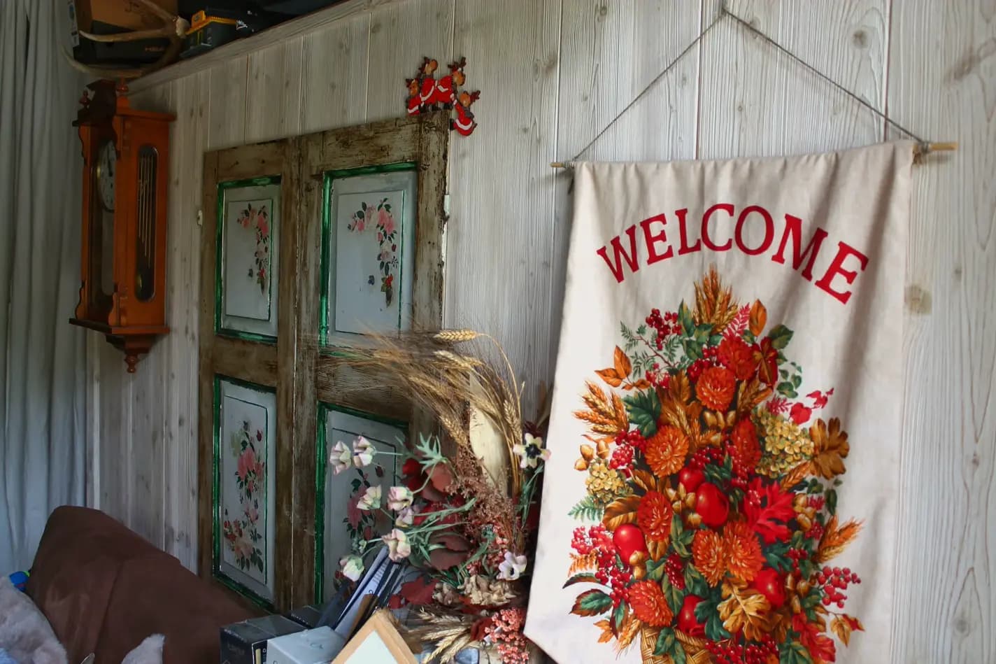 Dettaglio della entrata della reception del Residence, con una porta antica decorata con decoupage e un cartello con scritto 'Welcome'