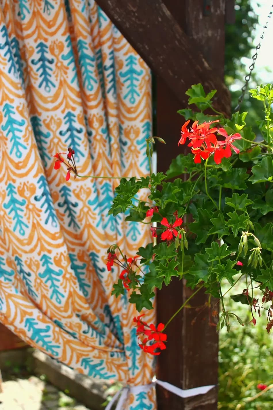 Dettaglio delle tende e dei fiori del gazebo