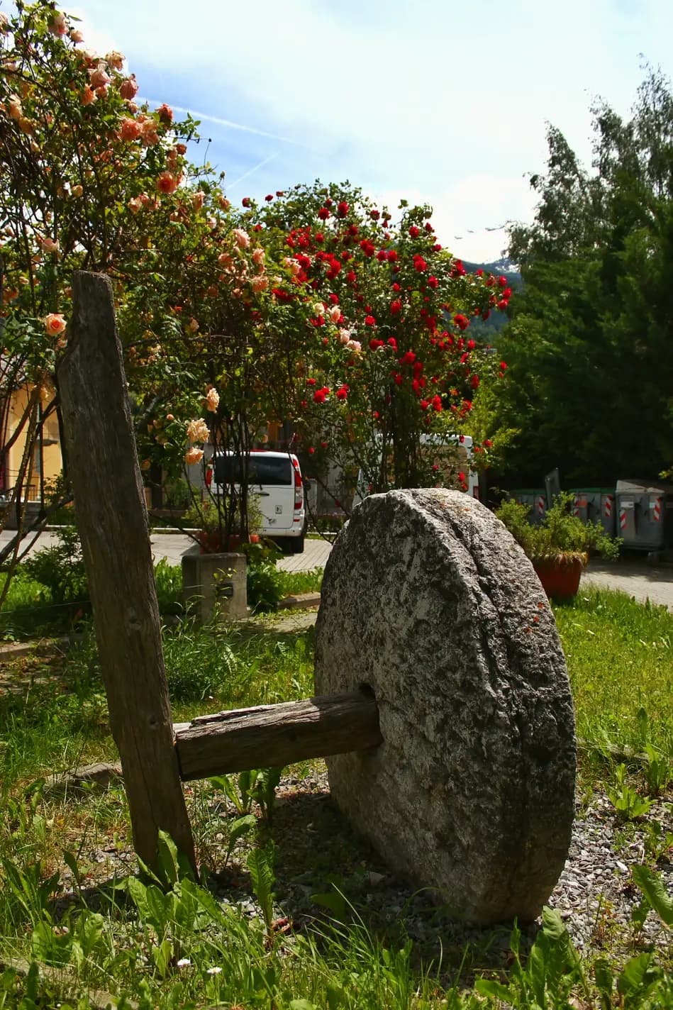 La macina del mulino in pietra nel giardino del Residence